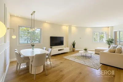 Sala de estar; chão de madeira, luz natural, estilo moderno, teto alto