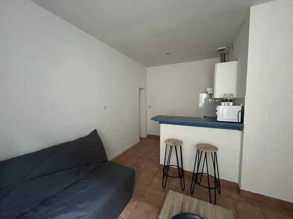 Obývačka; drevená podlaha, prirodzené svetlo, moderný štýl, vysoké stropy