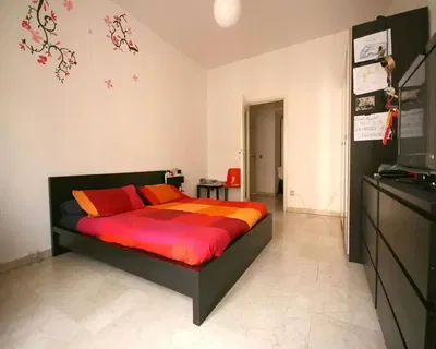 Salon; parquet, lumière naturelle, style moderne, hauteur sous plafond