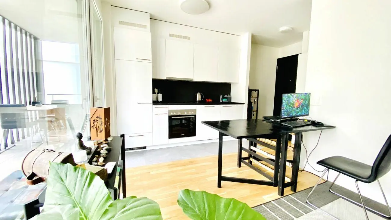 Wohnzimmer; holzboden, tageslicht, moderner stil, hohe decken