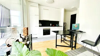 Wohnzimmer; holzboden, tageslicht, moderner stil, hohe decken