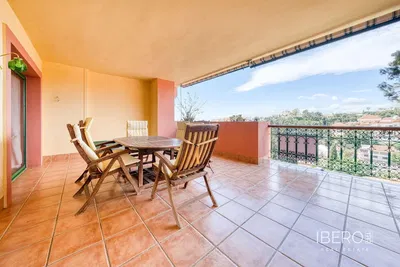 Σαλόνι; ξύλινο πάτωμα, φυσικό φως, μοντέρνο στυλ, ψηλά ταβάνια