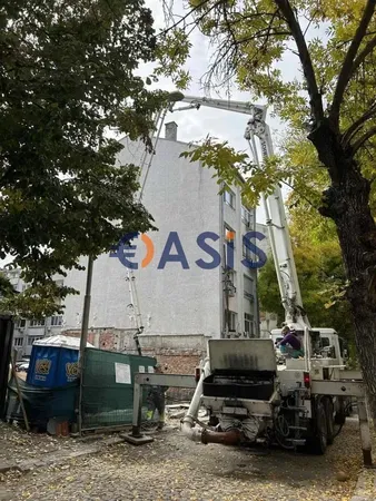 Living room; wood floor, natural light, modern style, high ceiling