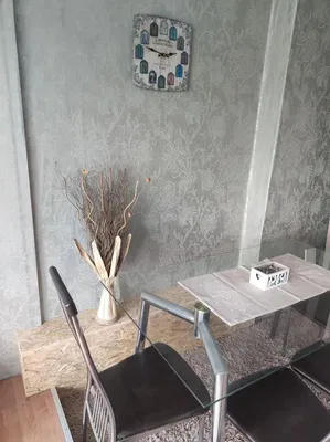 Wohnzimmer; holzboden, tageslicht, moderner stil, hohe decken