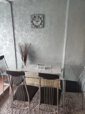 Wohnzimmer; holzboden, tageslicht, moderner stil, hohe decken