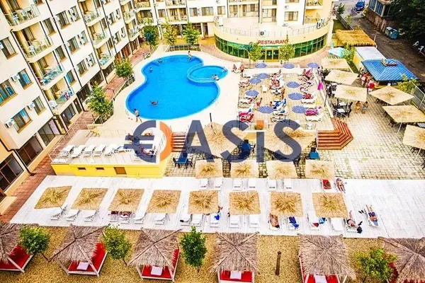 Σαλόνι; ξύλινο πάτωμα, φυσικό φως, μοντέρνο στυλ, ψηλά ταβάνια