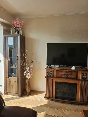 Salón; suelo de madera, luz natural, estilo moderno, techos altos