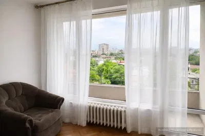 Living room; wood floor, natural light, modern style, high ceiling
