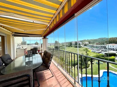 Σαλόνι; ξύλινο πάτωμα, φυσικό φως, μοντέρνο στυλ, ψηλά ταβάνια