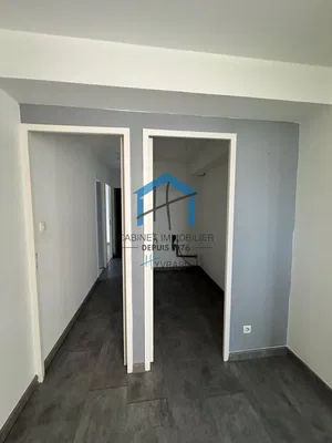 Σαλόνι; ξύλινο πάτωμα, φυσικό φως, μοντέρνο στυλ, ψηλά ταβάνια