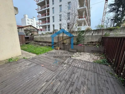 Σαλόνι; ξύλινο πάτωμα, φυσικό φως, μοντέρνο στυλ, ψηλά ταβάνια