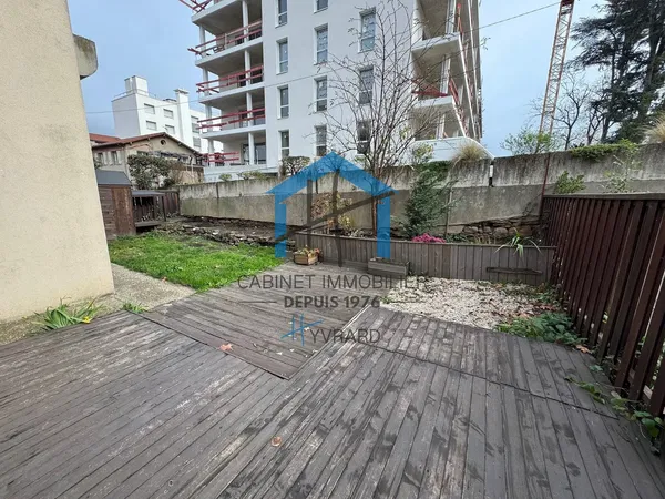 Wohnzimmer; holzboden, tageslicht, moderner stil, hohe decken