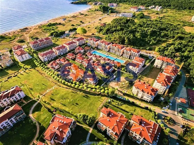 Cuisine; électroménager, parquet, lumière naturelle, style moderne, rénové