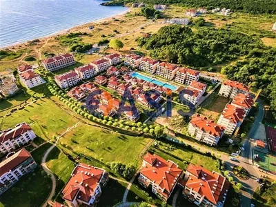 Kuhinja; kuhinjski aparati, drveni pod, prirodno svjetlo, moderni stil, renoviran