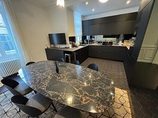 Дневна соба; дрвени под, природно светло, модерни стил, високи плафони