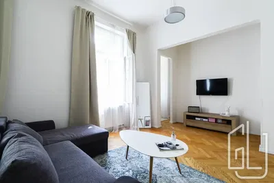 Σαλόνι; ξύλινο πάτωμα, φυσικό φως, μοντέρνο στυλ, ψηλά ταβάνια