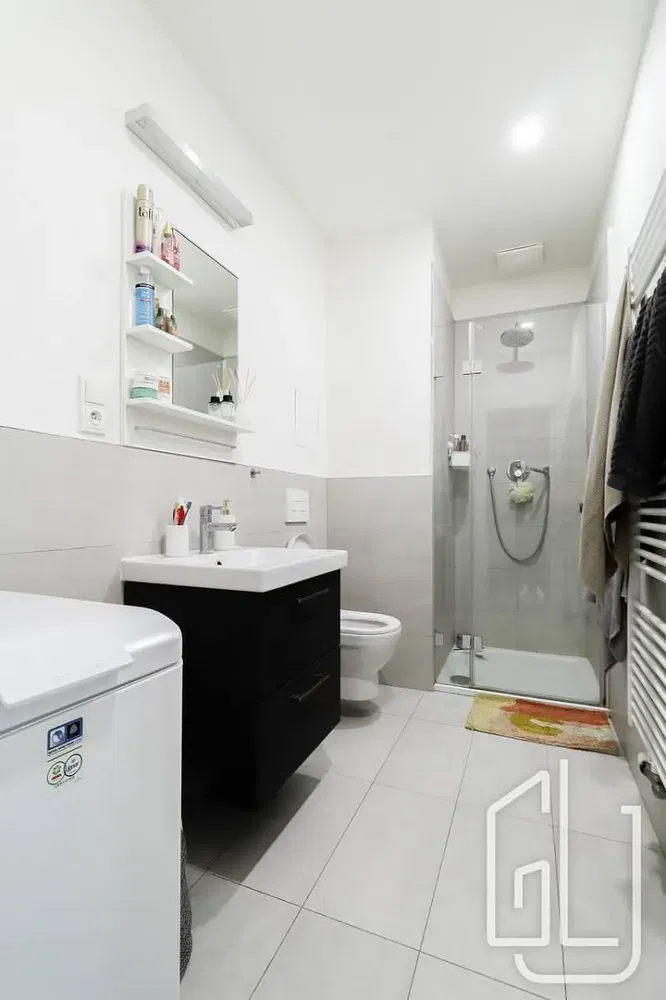 Σαλόνι; ξύλινο πάτωμα, φυσικό φως, μοντέρνο στυλ, ψηλά ταβάνια