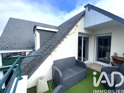 Σαλόνι; ξύλινο πάτωμα, φυσικό φως, μοντέρνο στυλ, ψηλά ταβάνια