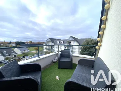 Σαλόνι; ξύλινο πάτωμα, φυσικό φως, μοντέρνο στυλ, ψηλά ταβάνια