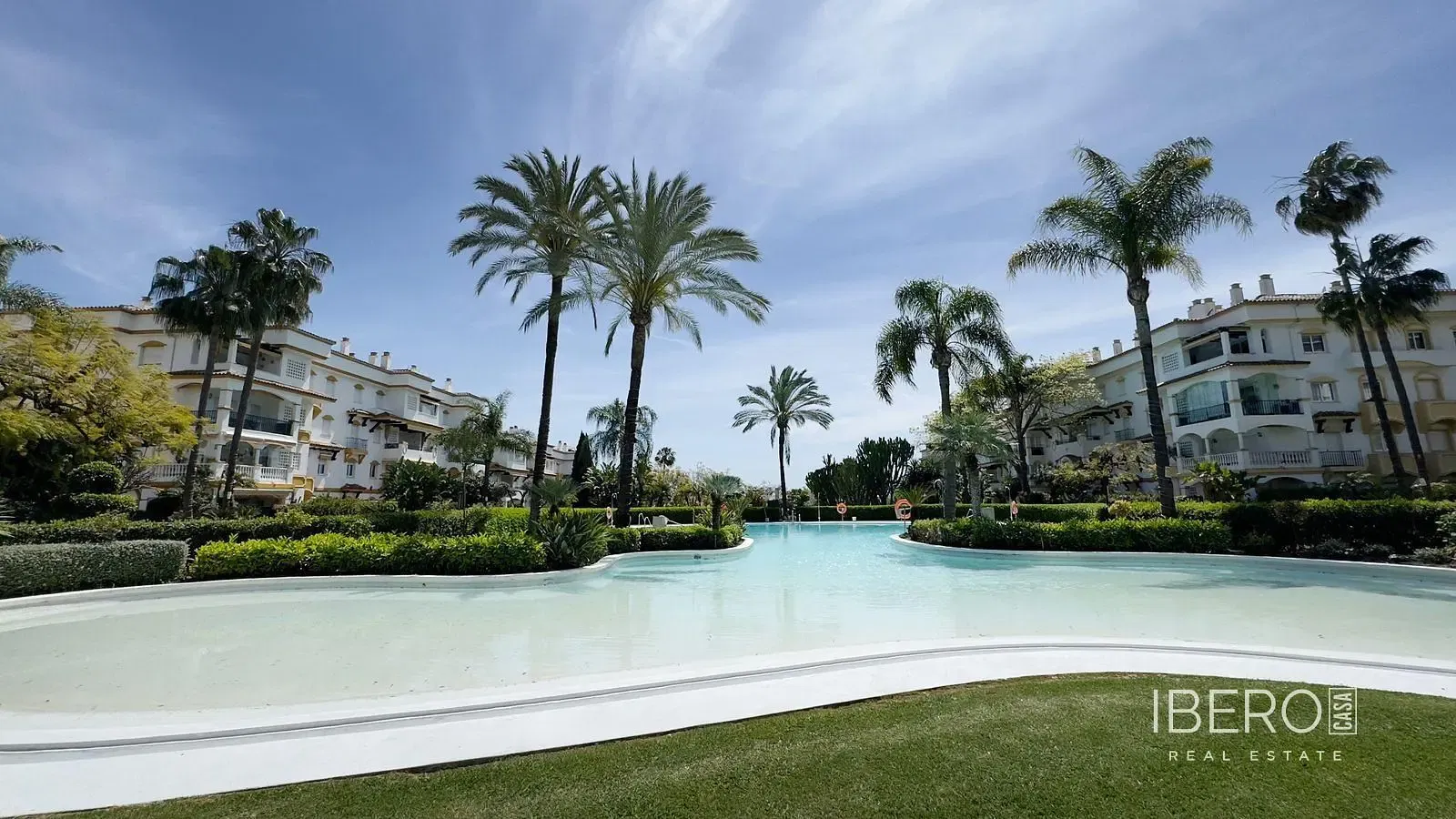 غرفة معيشة; أرضية خشبية, ضوء طبيعي, أسلوب عصري, أسقف عالية