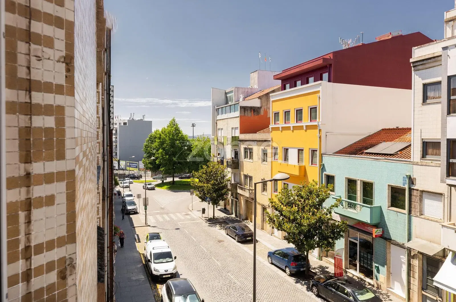 Living room; wood floor, natural light, modern style, high ceiling