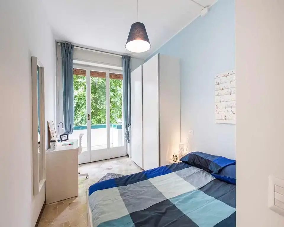 Living room; wood floor, natural light, modern style, high ceiling