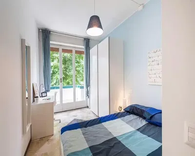 Living room; wood floor, natural light, modern style, high ceiling