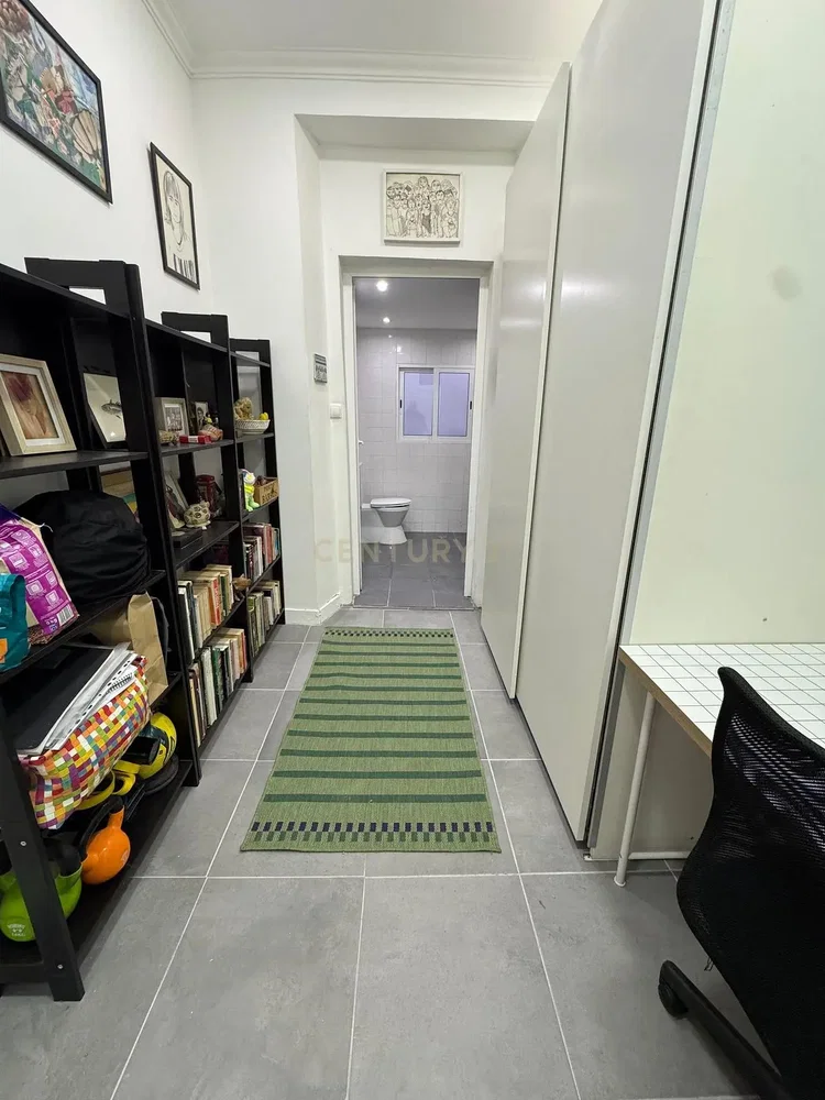 غرفة معيشة; أرضية خشبية, ضوء طبيعي, أسلوب عصري, أسقف عالية