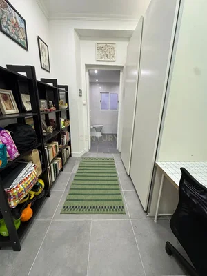 غرفة معيشة; أرضية خشبية, ضوء طبيعي, أسلوب عصري, أسقف عالية