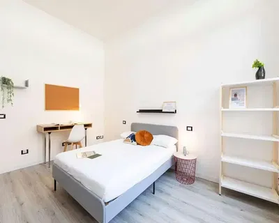 Salon; parquet, lumière naturelle, style moderne, hauteur sous plafond