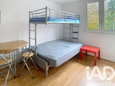 Σαλόνι; ξύλινο πάτωμα, φυσικό φως, μοντέρνο στυλ, ψηλά ταβάνια