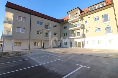 Dnevna soba; drveni pod, prirodno svjetlo, moderni stil, visoki plafoni