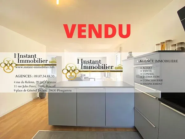 Living room; wood floor, natural light, modern style, high ceiling