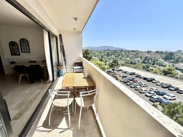 Living room; wood floor, natural light, modern style, high ceiling