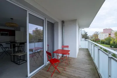 Kuchyňa; kuchynské spotrebiče, drevená podlaha, prirodzené svetlo, moderný štýl, po rekonštrukcii