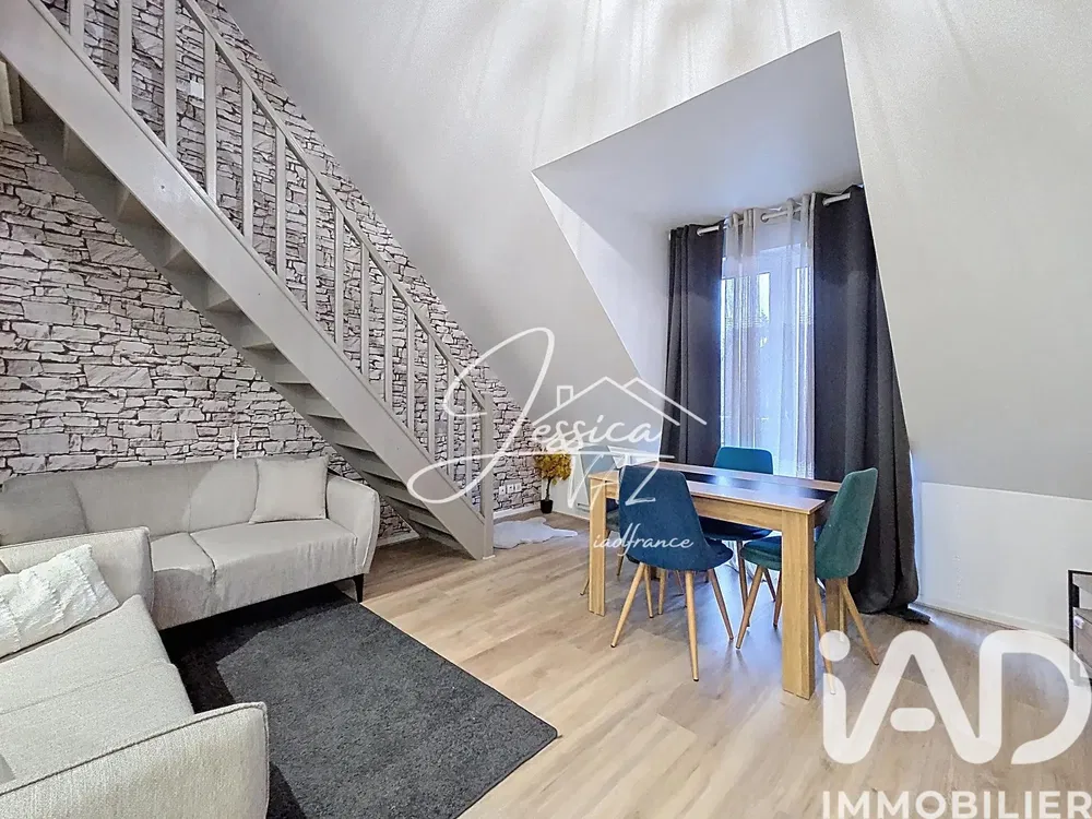 Salon; podłoga drewniana, światło dzienne, styl nowoczesny, wysokie sufity