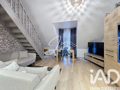 Хол; дървен под, естествена светлина, модерен стил, високи тавани