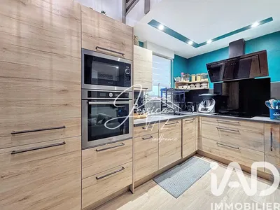 Хол; дървен под, естествена светлина, модерен стил, високи тавани