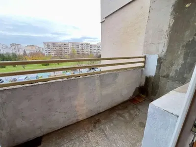 Living room; wood floor, natural light, modern style, high ceiling