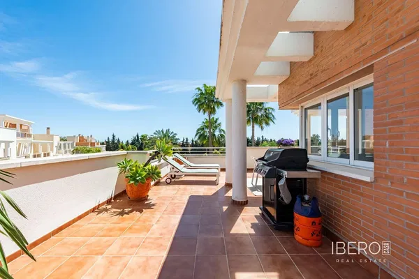 Living room; wood floor, natural light, modern style, high ceiling