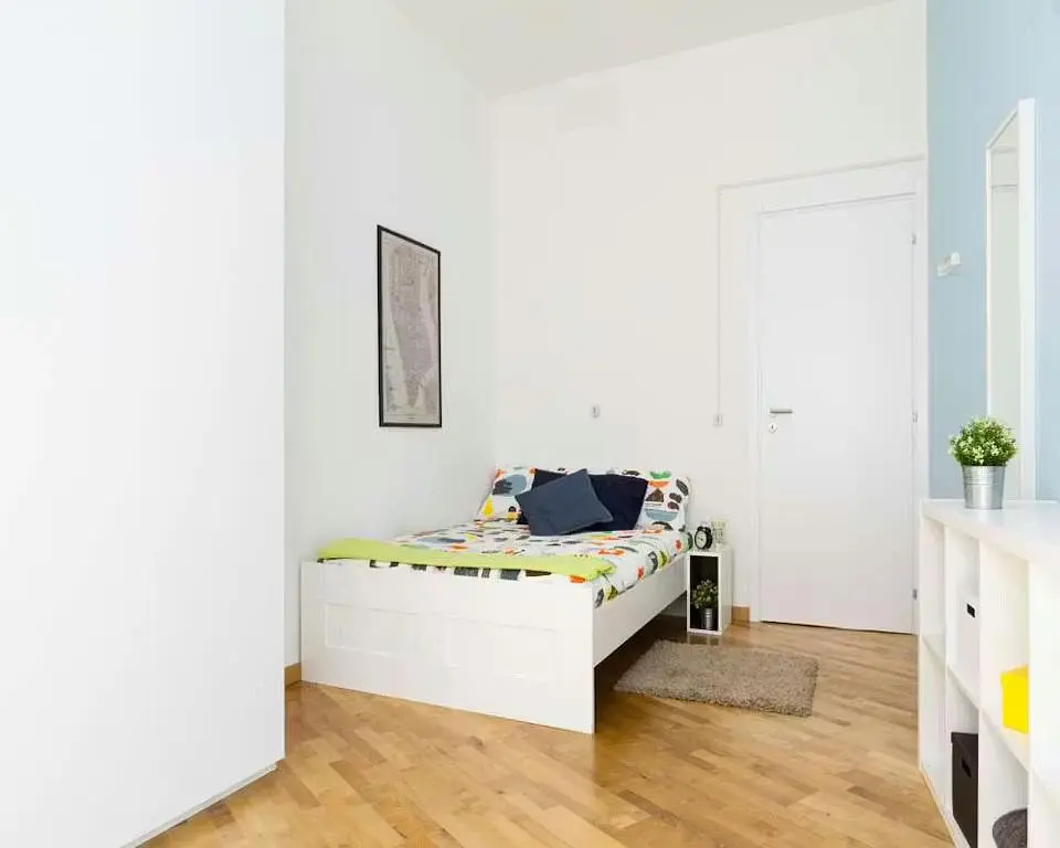 Salon; parquet, lumière naturelle, style moderne, hauteur sous plafond