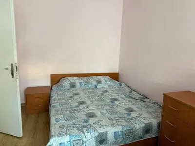 Wohnzimmer; holzboden, tageslicht, moderner stil, hohe decken