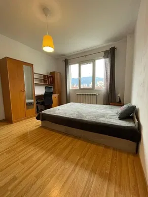 Wohnzimmer; holzboden, tageslicht, moderner stil, hohe decken