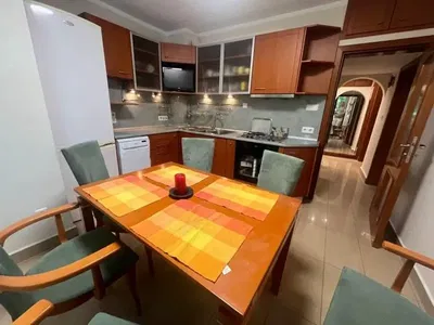 Wohnzimmer; holzboden, tageslicht, moderner stil, hohe decken