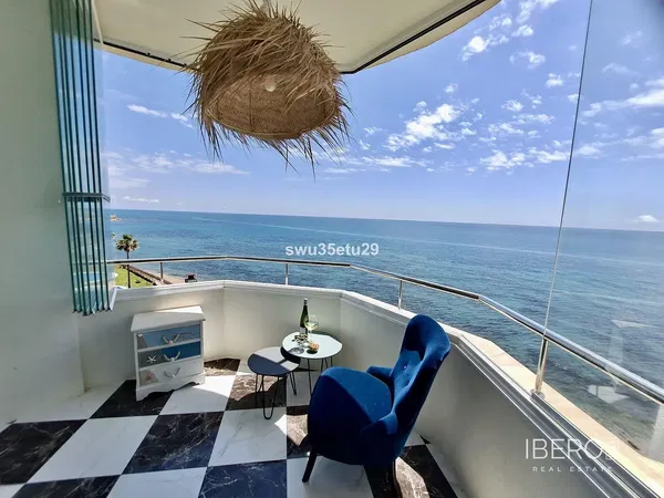 غرفة معيشة; أرضية خشبية, ضوء طبيعي, أسلوب عصري, أسقف عالية