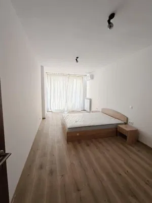 Wohnzimmer; holzboden, tageslicht, moderner stil, hohe decken