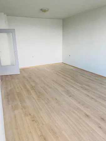 Wohnzimmer; holzboden, tageslicht, moderner stil, hohe decken