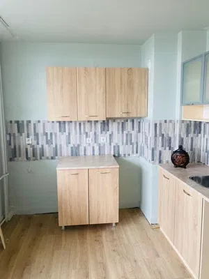 Wohnzimmer; holzboden, tageslicht, moderner stil, hohe decken