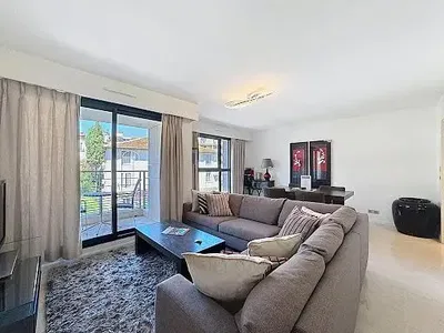 Dnevna soba; drveni pod, prirodno svjetlo, moderni stil, visoki plafoni