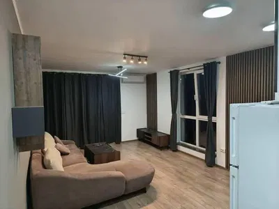 Κουζίνα; συσκευές κουζίνας, ξύλινο πάτωμα, φυσικό φως, μοντέρνο στυλ, ανακαινισμένο